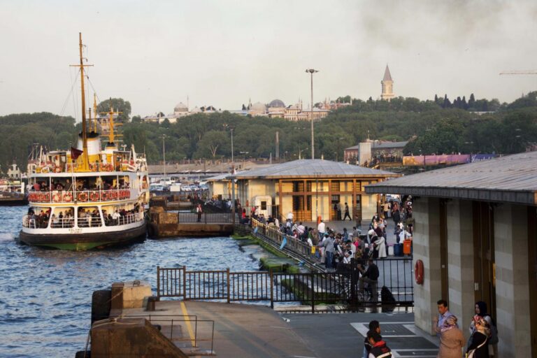 istanbul-eminonu-ferry